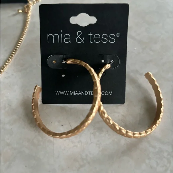 Mia and Tess necklace and earrings - Picture 4 of 4